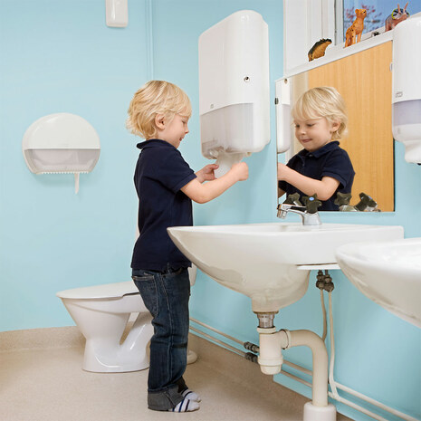 Podajalnik toaletnih rol 555000 TORK je primeren za zmerno do zelo obiskane sanitarije, vrtce, šole.
