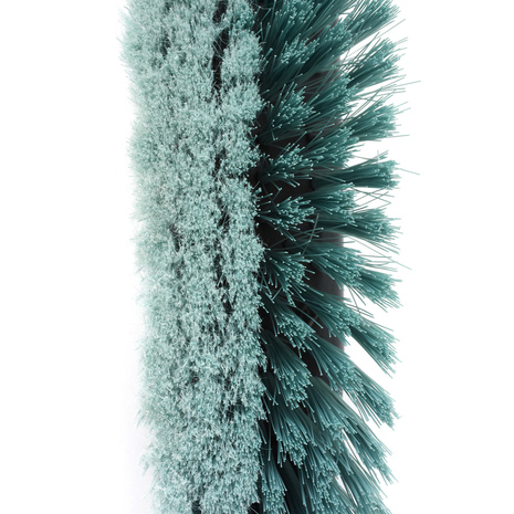 Kombinacija ščetin 2v1 omogoča pobiranje las in večjih delcev z nerazcepljenimi ščetinami in pometanje prahu in manjših delcev z razcepljenimi ščetinami.